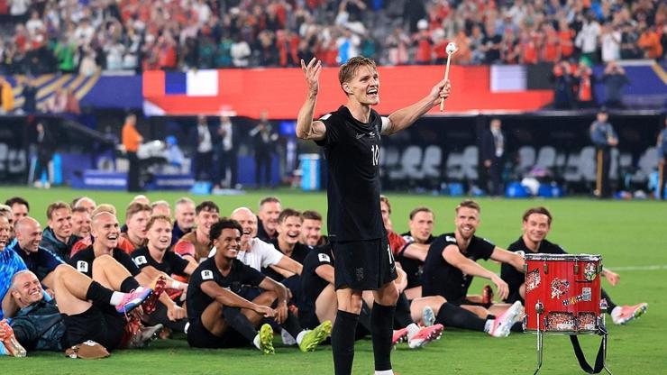 Odegaard davula vurdu, Norveçliler galibiyeti kürek çekerek kutladı Odegaard davula vurdu, Norveçliler galibiyeti kürek çekerek kutladı