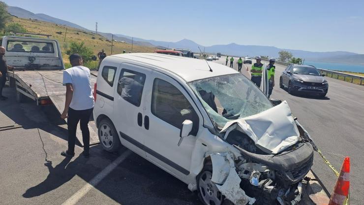 Van'da hafif ticari araç, park halindeki askeri araca çarptı; 1 şehit, 4'ü asker 5 yaralı