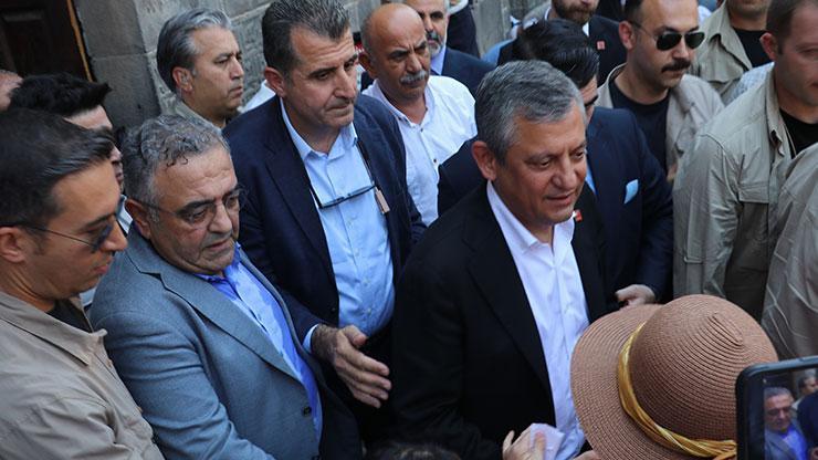  Kayyımdan sonra binaları geride bıraktık, yürüyoruz