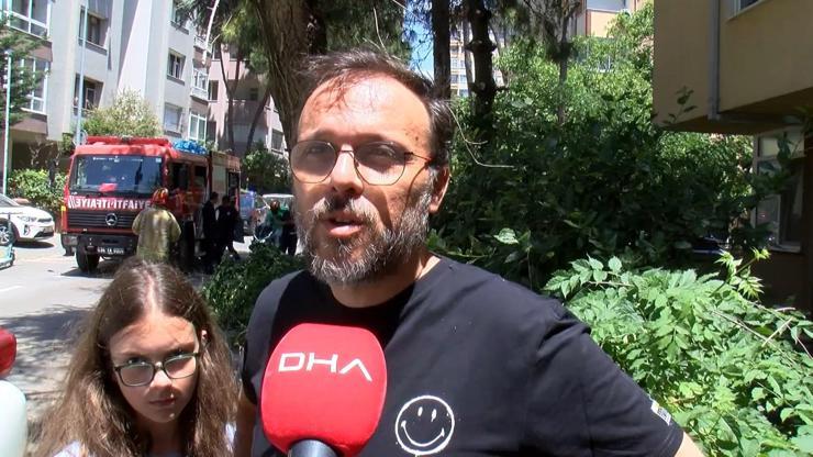 Kadıköy’de rüzgar nedeniyle kopan ağaç dalı otomobilin üzerine düştü Kadıköy’de rüzgar nedeniyle kopan ağaç dalı otomobilin üzerine düştü