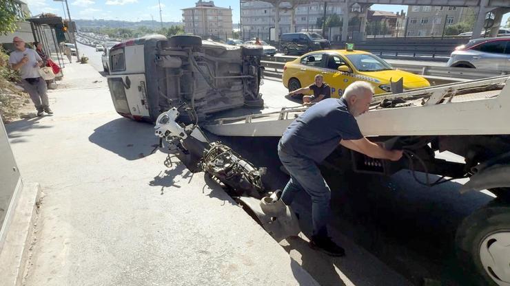 Avcılar’da hafif ticari araç motosiklete çarpıp yan yola devrildi: 2 yaralı