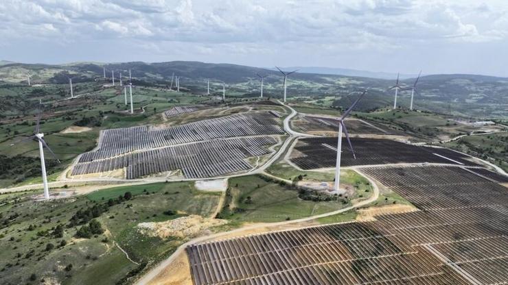 Türkiye yenilenebilir enerjide yükselişini sürdürüyor! Rüzgarda dünya 5'incisi, güneşte ilk 10'da