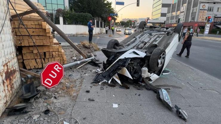 Avcılar'da iki aracın karıştığı kazada devrilen otomobilin sürücüsü yaralandı Avcılar'da iki aracın karıştığı kazada devrilen otomobilin sürücüsü yaralandı
