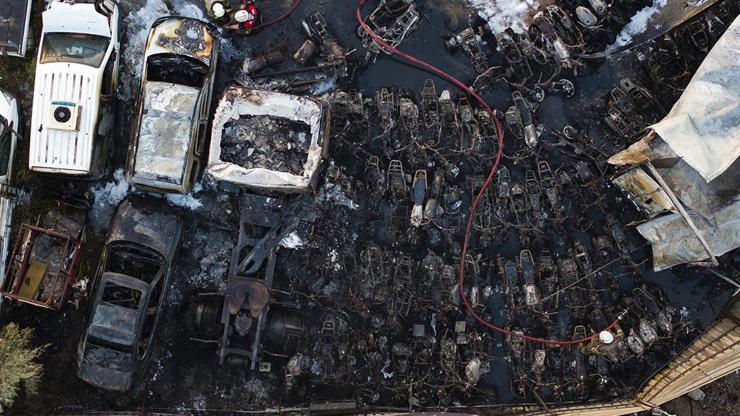 İzmirde yediemin otoparkında yangın 62 araç zarar gördü
