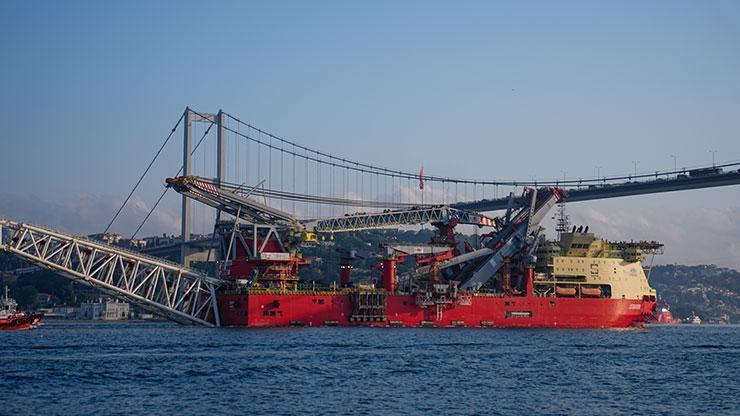 Dev gemi İstanbul Boğazı'ndan geçiş yaptı Dev gemi İstanbul Boğazı'ndan geçiş yaptı