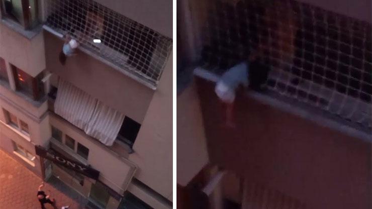 Bir annenin en zor anı! Dakikalarca düşmesin diye çocuğunu tuttu Bir annenin en zor anı! Dakikalarca düşmesin diye çocuğunu tuttu