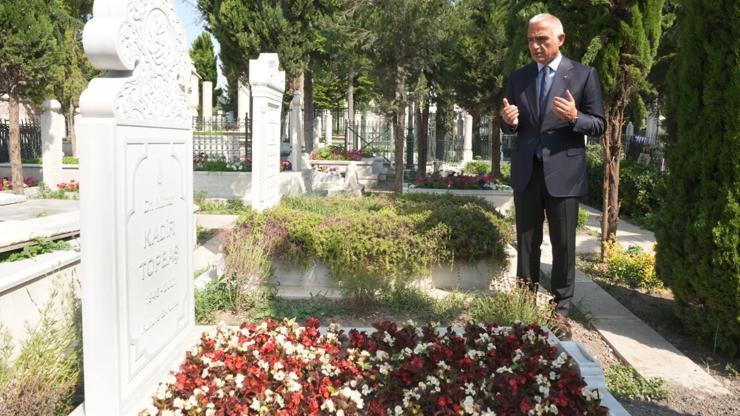 Bakan Ersoy'dan Fatih Külliyesi Haziresi'ne anlamlı ziyaret Bakan Ersoy'dan Fatih Külliyesi Haziresi'ne anlamlı ziyaret