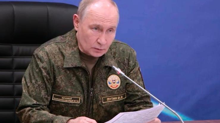 Askeri üniforma giyen Putinden Batıya mesaj: Ukrayna’da istediğimizi verin