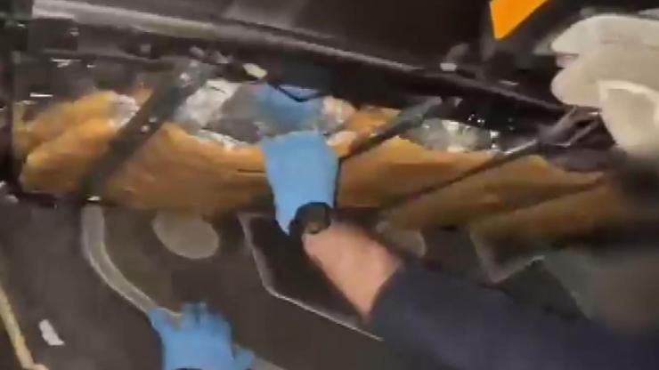 İran’dan gelen aracın gizli bölmesinde uyuşturucu ele geçirildi İran’dan gelen aracın gizli bölmesinde uyuşturucu ele geçirildi