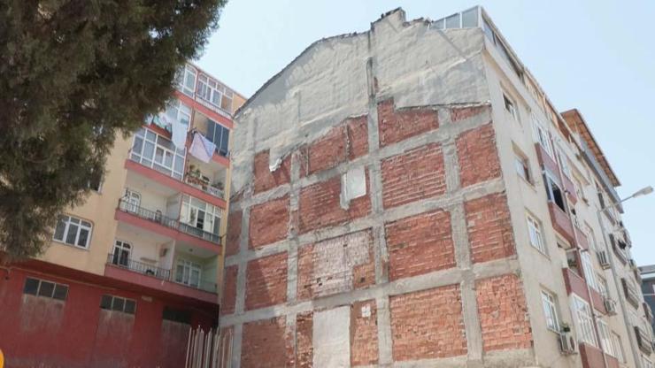 Bile bile lades: Mühürlenen riskli binada oturmaya devam ediyorlar