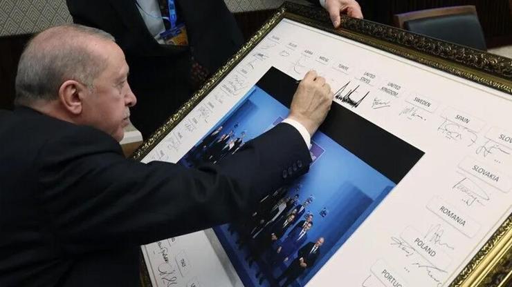 Zirvenin simge karesi! NATO liderleri imzaladı, son kalem Erdoğan'dan Zirvenin simge karesi! NATO liderleri imzaladı, son kalem Erdoğan'dan