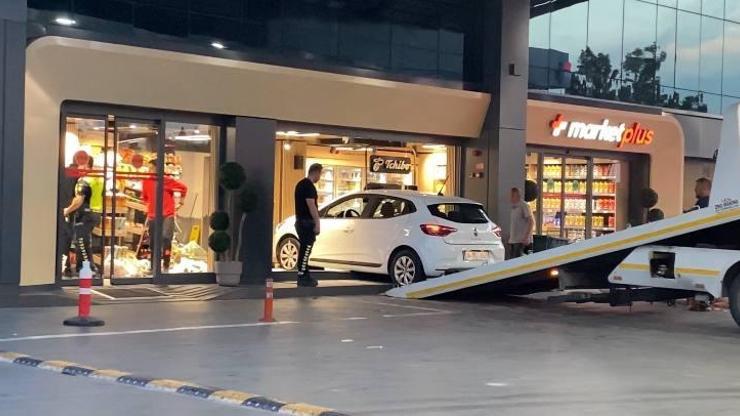 Otomobille akaryakıt istasyonu marketine daldı