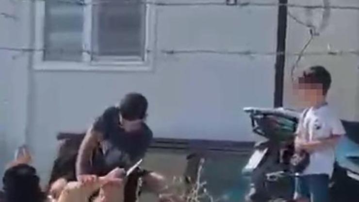 Ayrılmak isteyen eşini çocukların önünde tekme tokat dövdü