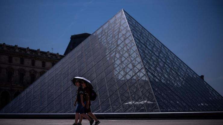 Fransa'da aşırı sıcak alarmı: Louvre ziyaret saatlerini kısalttı