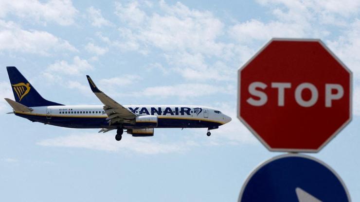 Ryanair uçağında dehşet Kabin camı yerinden çıktı, yolcu son anda kurtarıldı