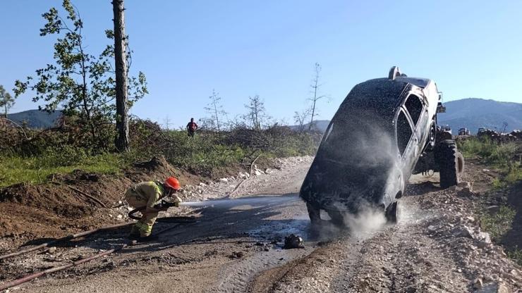 Otomobilde çıkan yangın ormana sıçradı
