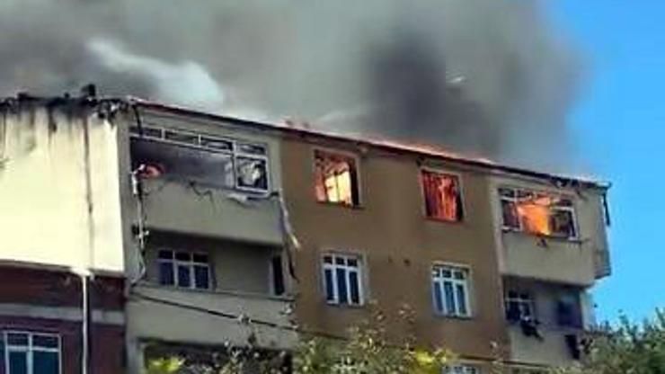 Avcılar'da 5 katlı binanın çatısında çıkan yangın 2 daireye sıçradı