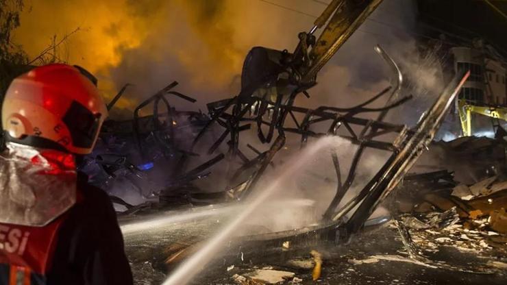 Ankara'da boş arazide yanan paletler söndürüldü Ankara'da boş arazide yanan paletler söndürüldü