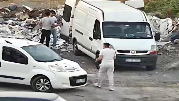 Avcılar'da kaçak moloz döken 2 araç sahibine 100 bin lira ceza