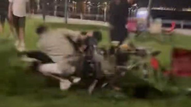 Kadıköy’de sopalı yumruklu kavga kamerada
