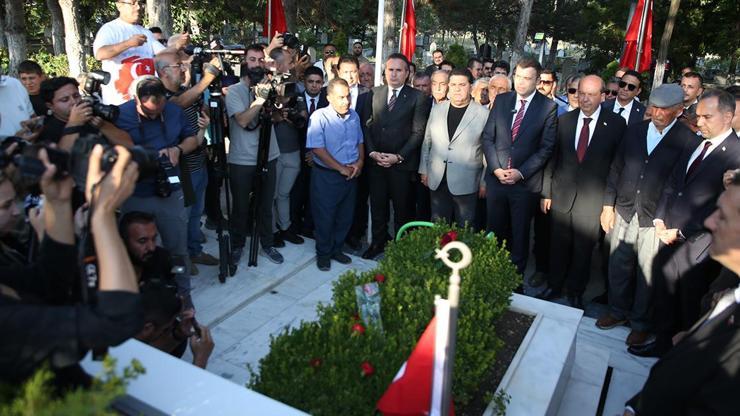 15 Temmuz'un kahramanı Ömer Halisdemir kabri başında anıldı 15 Temmuz'un kahramanı Ömer Halisdemir kabri başında anıldı