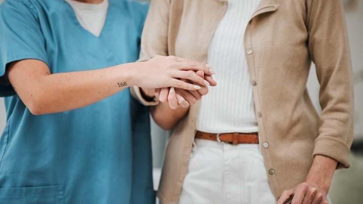 SESSİZCE İLERLİYOR Yavaşlama, Donuk Yüz, Küçük Adımlar: Vücuttaki Bu Sinyallere Dikkat Yalnızca Titreme İle Başlamıyor Parkinson’un Gözden Kaçan İşaretleri