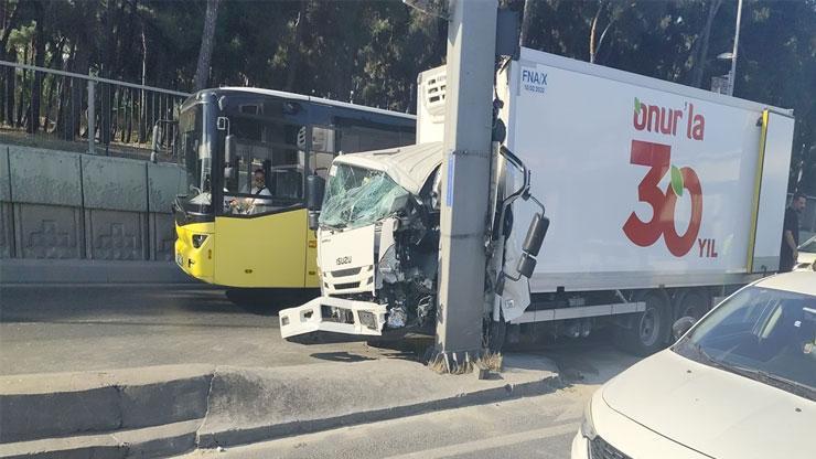 Bahçelievler D-100'de kamyonet direğe çarptı; şoför yaralandı Bahçelievler D-100'de kamyonet direğe çarptı; şoför yaralandı