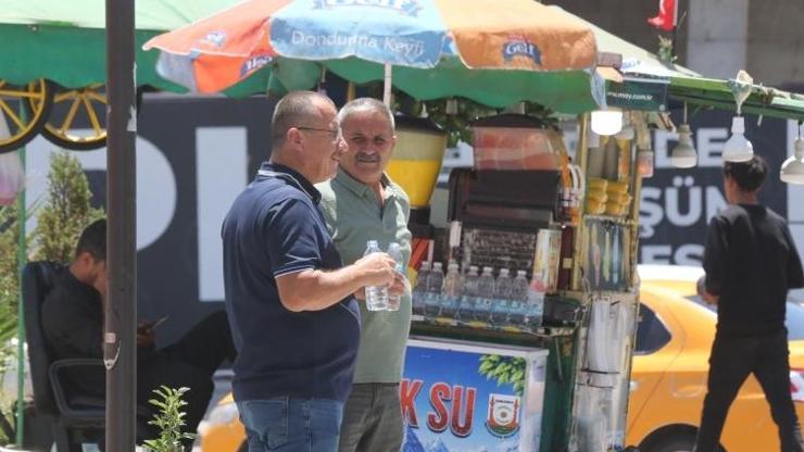 Şanlıurfa'da kavurucu sıcak! Termometreler 45 dereceyi gördü Şanlıurfa'da kavurucu sıcak! Termometreler 45 dereceyi gördü