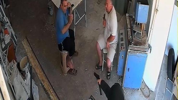 Adanada motosikletli saldırgan dehşet saçtı Taburede otururken kurşun yağmuruna tutuldu