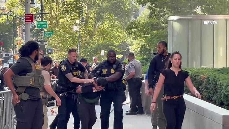 FBI binası önünde saldırı düzenleyen şüpheli gözaltına alındı