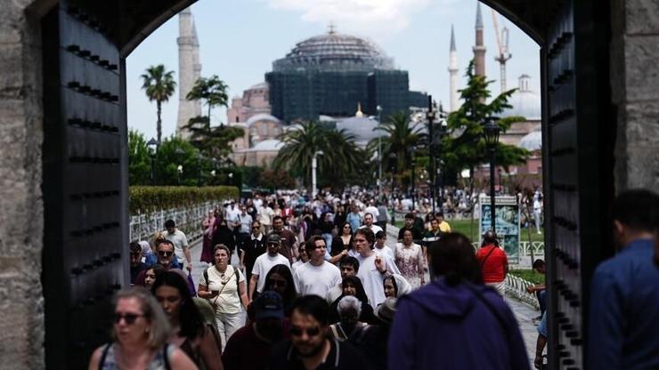 Yerli turistlerin seyahat harcaması 102,3 milyar lirayı aştı! İlk sırada yakın ziyaretleri yer aldı