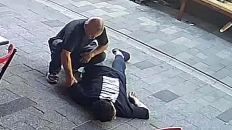 Fenalaşıp yere yığılan gencin cebindeki parayı çaldı Fenalaşıp yere yığılan gencin cebindeki parayı çaldı