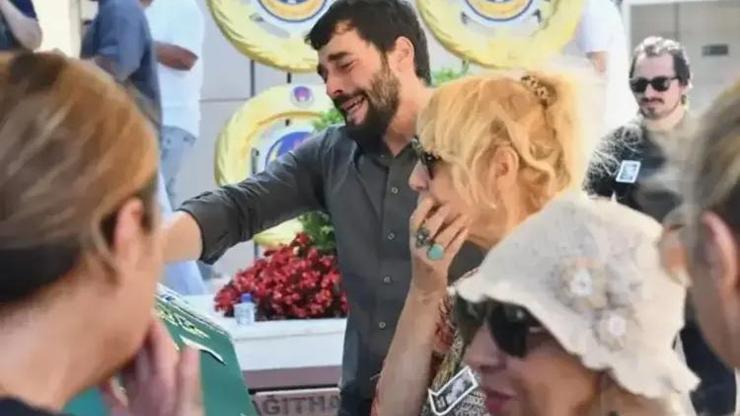 Akın Akınözü Gözyaşlarını Tutamadı Annesinin Adını Bu Projeyle Yaşatacak