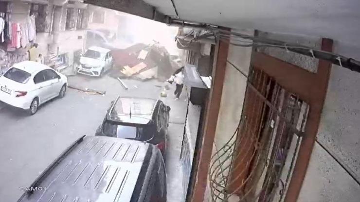 Fırtınada çatı sokağa uçtu, çocuklar son anda kurtuldu