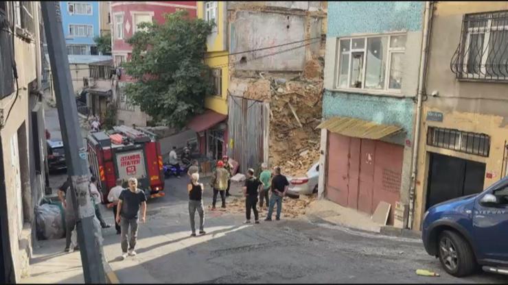 Beyoğlunda 2 katlı metruk bina çöktü