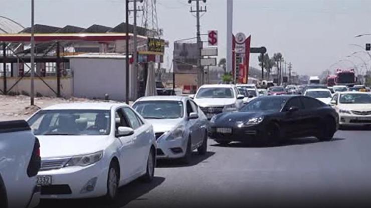 Benzin krizi hayatı felç etti İstasyonlarda kilometrelerce kuyruk