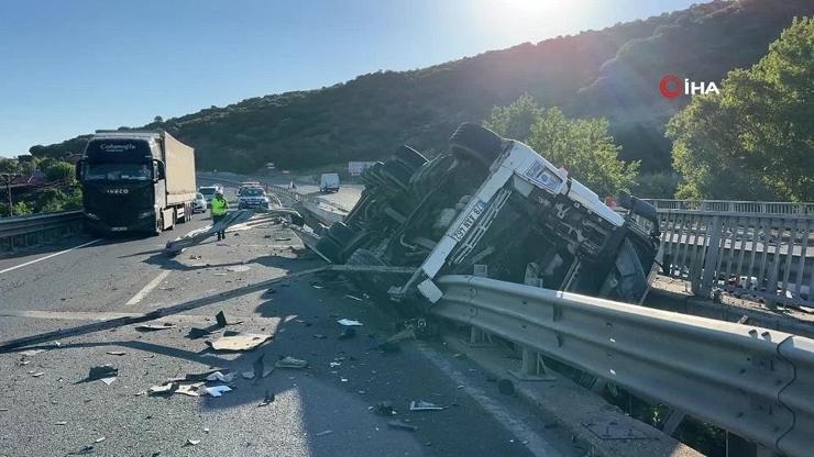 TIR, köprü arasına devrildi: 1 ölü