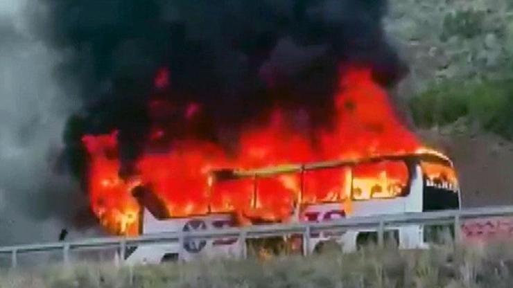 Erzincan’da yolcu otobüsü alev alev yandı