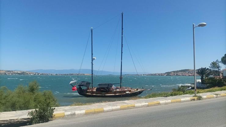 Ayvalık'ta kuvvetli rüzgar; yelkenli tekne kıyıya vurdu Ayvalık'ta kuvvetli rüzgar; yelkenli tekne kıyıya vurdu