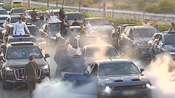 Düğün konvoyunda yol kapatanlara 695 bin TL ceza Düğün konvoyunda yol kapatanlara 695 bin TL ceza