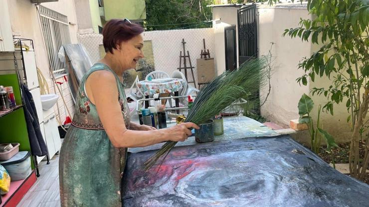 Emekli resim öğretmeni evinin bahçesini sanat atölyesine dönüştürdü Emekli resim öğretmeni evinin bahçesini sanat atölyesine dönüştürdü