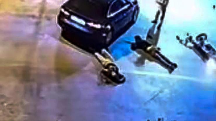 Otomobiliyle motosiklete çarptı, kaputtaki çocuğu indirip yaralıları ezerek kaçtı; o anlar kamerada Otomobiliyle motosiklete çarptı, kaputtaki çocuğu indirip yaralıları ezerek kaçtı; o anlar kamerada