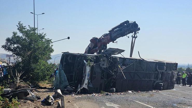 Son dakika... Kayseride yolcu otobüsü devrildi: Ölü ve yaralılar var