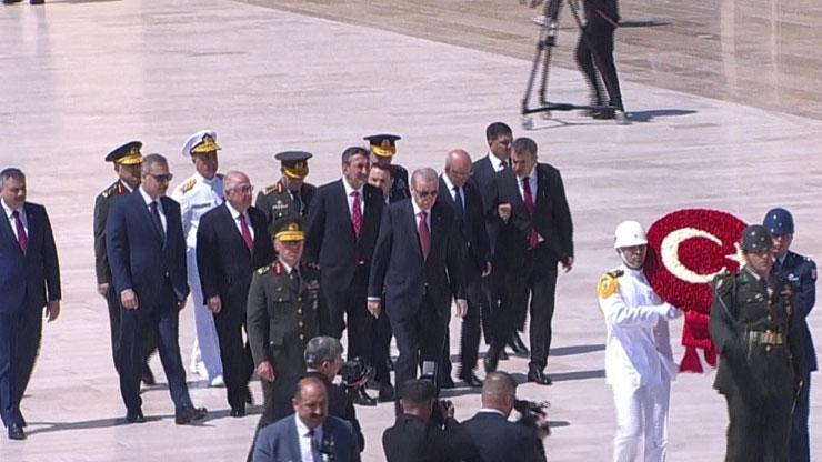 SON DAKİKA... Cumhurbaşkanı Erdoğan'dan YAŞ öncesi Anıtkabir'e ziyaret SON DAKİKA... Cumhurbaşkanı Erdoğan'dan YAŞ öncesi Anıtkabir'e ziyaret