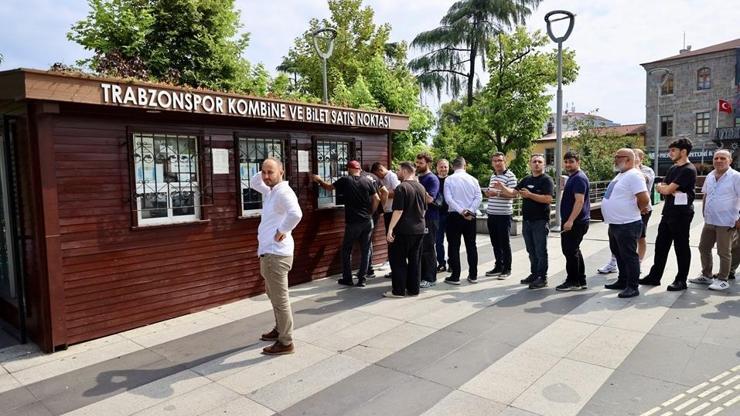 Trabzonspor'un kombine satış noktalarında kuyruklar oluştu Trabzonspor'un kombine satış noktalarında kuyruklar oluştu