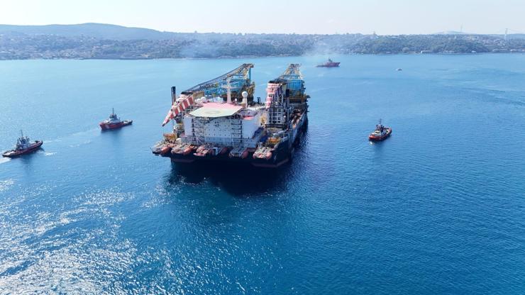 Dev vinç gemisi İstanbul Boğazında