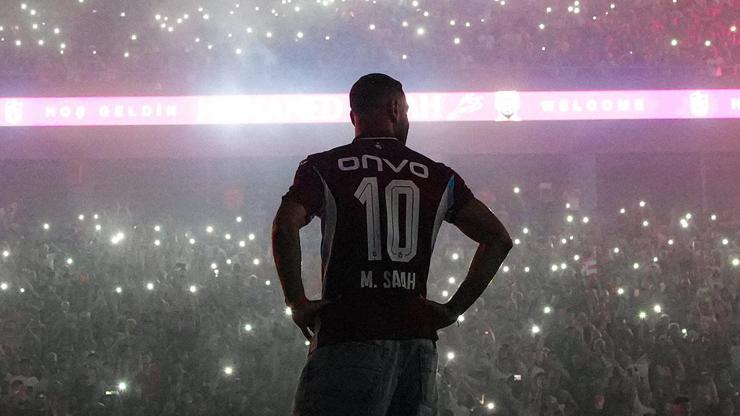 Mohamed Salah, Trabzonsporluların önünde imzayı attı Mohamed Salah, Trabzonsporluların önünde imzayı attı
