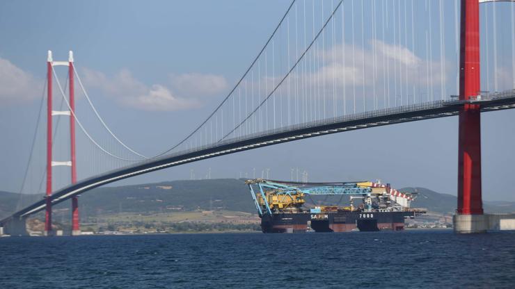 Çanakkale Boğazı dev geminin geçişi için trafiğe kapatıldı Çanakkale Boğazı dev geminin geçişi için trafiğe kapatıldı
