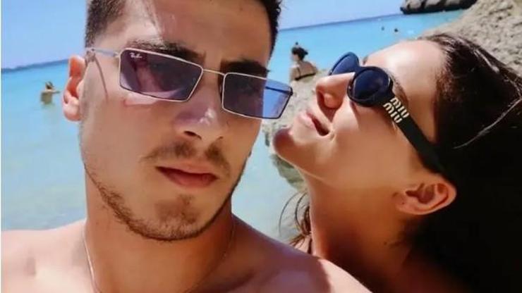 Atakan Özkaya ve Dilin Döğer Tatilde İspanya’dan Yeni Aşk Pozları Geldi