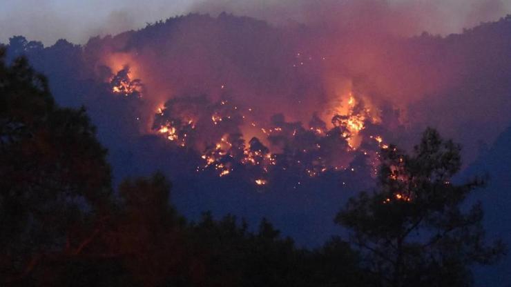 Antalya Kemer'de korkutan orman yangını